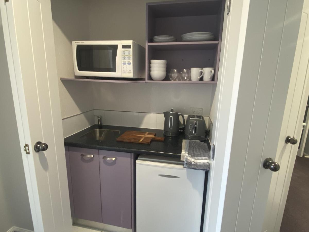 Superb beachside location, private&tranquil Appartamento Mount Maunganui Esterno foto