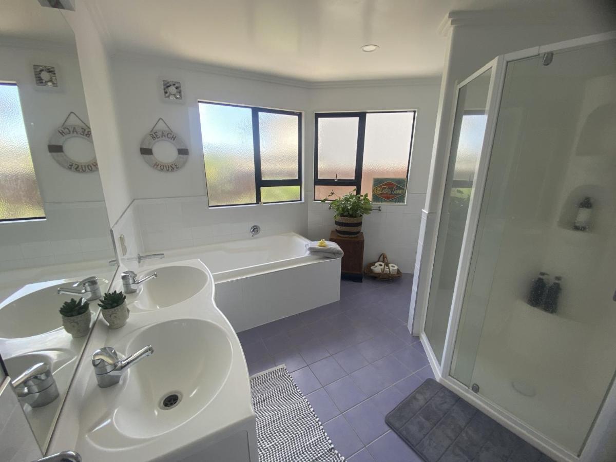 Superb beachside location, private&tranquil Appartamento Mount Maunganui Esterno foto